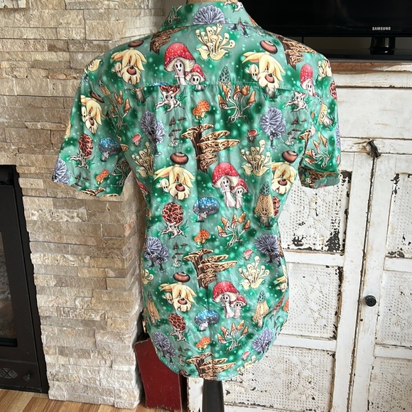 Crescent Creepers Mushroom short sleeve w front pocket green button up Size M - Picture 11 of 16